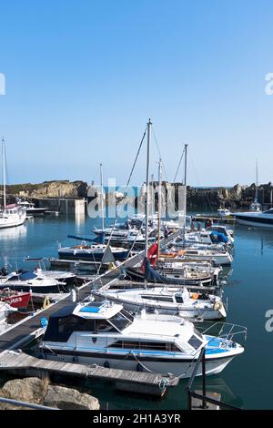 dh Beaucette Marina VALE GUERNSEY Yachts in porto marina barche porto barca a vela Foto Stock