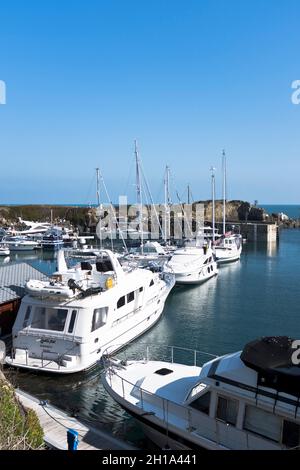 dh Beaucette Marina VALE GUERNSEY Yachts in porto porti marittimi barche porto yacht Foto Stock