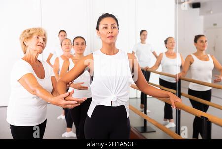 Le donne che addestrano il balletto si muove con l'addestratore Foto Stock
