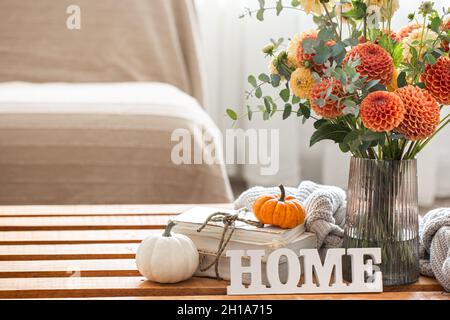 Sfondo autunnale con un bouquet di crisantemi e zucche, spazio copia. Foto Stock