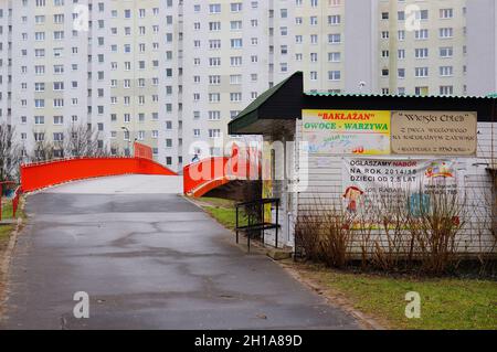 POZNAN, POLONIA - 25 gennaio 2015: Un piccolo negozio di verdure sul lato della strada asfaltata nella città di Poznan Foto Stock