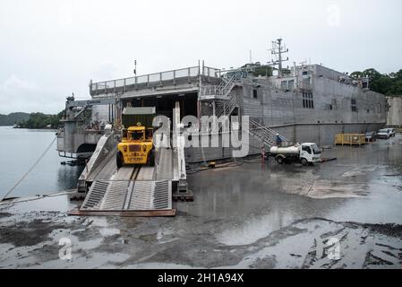 MALAKAL ISLAND KOROR, Palau (dal 23, 2021) Un contenitore di Lightweight Water Purification Systems (LWPS) viene scaricato dal trasporto rapido di classe Spearhead USNS City di Bismarck (T-EPF-9) al porto di Palau per dimostrare le capacità di Seabee a sostegno delle operazioni della flotta. LWPS forniscono ridondanza di acqua dolce a porti austeri senza acqua potabile. L'NMCB 1 è stato implementato in avanti per eseguire lavori di costruzione, assistenza umanitaria, cooperazione per la sicurezza del teatro e supportare la manovra della flotta nelle aree operative della 7a flotta statunitense. (STATI UNITI Foto Navy di Steelworker III Classe Taylor Myer Foto Stock