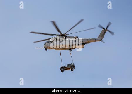 Un US Marine Corps Sikorsky CH-53K King Stallion con Marine Operational Test and Evaluation Squadron 1 vola con un carico di carico esterno durante un carico di carico e trasporto esercizio al Marine Corps Air Ground Combat Center, Twentynine Palms, California, 23 agosto 2021. Gli ascensori facevano parte della valutazione operativa in corso del King Stallion Heavy Lift Helicopter mentre il corpo Marino si modernizza e si prepara per le iniziative future. (STATI UNITI Foto del corpo marino di Lance CPL. Joshua Sechser) Foto Stock