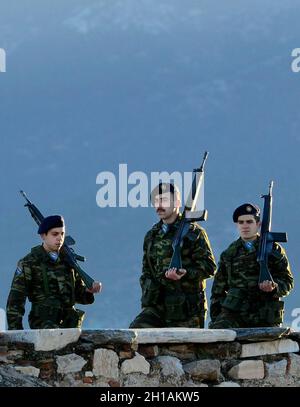 I solder greci salutano la bandiera greca durante la cerimonia della bandiera di primo mattino in cima all'Acropoli di Atene, in Grecia. Foto Stock