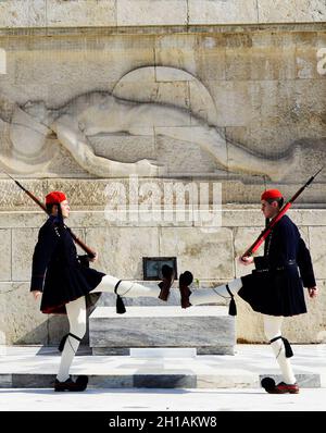 Cambio di guardia davanti alla tomba del Milite Ignoto, parlamento greco, Atene. Foto Stock