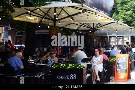 Vitosha Boulevard è una vivace strada pedonale con molti ristoranti, caffè e negozi. Sofia, Bulgaria. Foto Stock