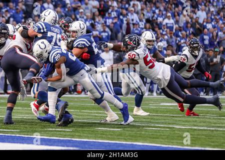 Indianapolis, Indiana, Stati Uniti. 17 ottobre 2021. Indianapolis Colts running back Jonathan Taylor (28) corre fuori della portata di Houston Texans difensive End Jordan Jenkins (50) per un touchdown nella partita tra gli Houston Texans e gli Indianapolis Colts al Lucas Oil Stadium, Indianapolis, Indiana. (Credit Image: © Scott Stuart/ZUMA Press Wire) Foto Stock