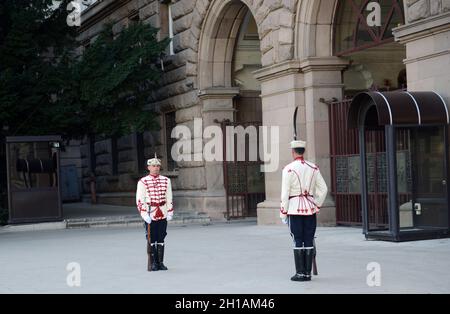 Cambio della guardia al di fuori del palazzo della Presidenza, Sofia, Bulgaria. Foto Stock