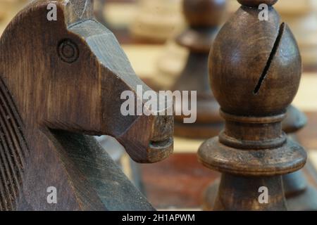 Scacchi neri in legno macro Foto Stock