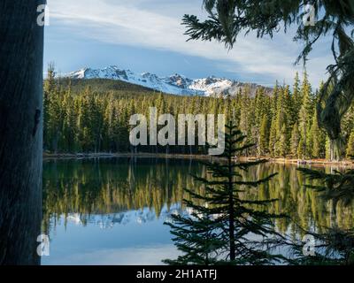 Diamond Peak con neve nuova vista dal lago Snell nella natura di Diamond Peak, Oregon Foto Stock