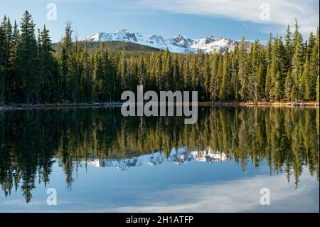 Snell Lake e Diamond Peak nell'Oregon's Diamond Peak Wilderness Foto Stock