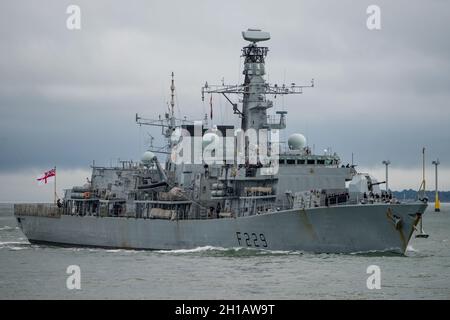 La HMS Lancaster (F229) è tornata a Portsmouth, Regno Unito, il 7 ottobre 2021 dopo un esercizio e un'operazione della NATO nell'Artico. Foto Stock