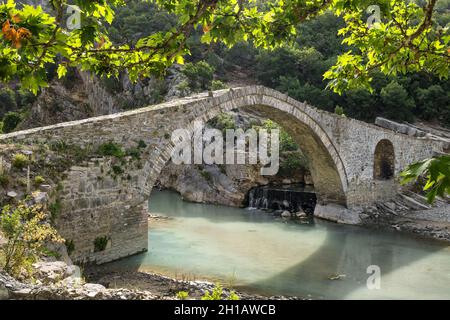 Vecchio ponte in pietra ad arco vicino alle terme di Benje in Albania Foto Stock
