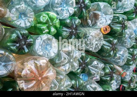 Le bottiglie di plastica vuote sullo sfondo di riciclo Foto Stock