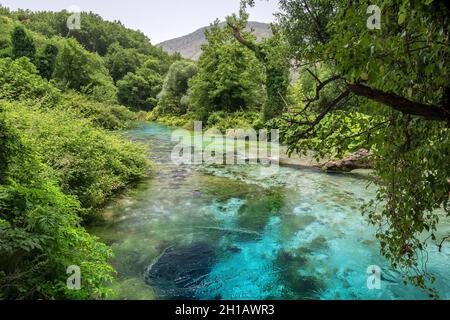 Bella primavera turchese Blue Eye o Syri i Kalter vicino Muzine città in Albania Foto Stock