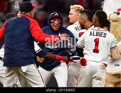 Atlanta, Stati Uniti. 18 Ott 2021. I giocatori degli Atlanta Braves festeggiano dopo aver vinto la partita due degli MLB NLC contro i Los Angeles Dodgers al Truist Park di Atlanta, Georgia, domenica 17 ottobre 2021. Atlanta ha vinto 5-4 e guida la serie 2-0. Foto di David Tulis/UPI. Credit: UPI/Alamy Live News Foto Stock