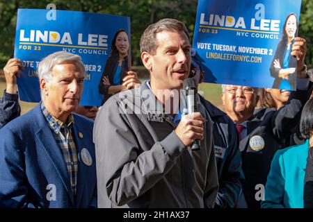 New York, Stati Uniti. 17 ottobre 2021. NEW YORK, NY - OTTOBRE 17: Il membro dell'Assemblea Edward Braunstein parla al candidato del distretto 23 di Linda Lee, New York City council, rally di kickoff alle elezioni generali il 17 ottobre 2021 nel Queens Borough di New York City. Foto Stock