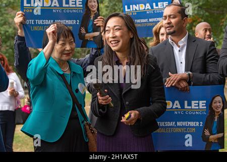 New York, Stati Uniti. 17 ottobre 2021. NEW YORK, NY - OTTOBRE 17: New York City council District 23 candidata Linda Lee parla al suo rally di kickoff alle elezioni generali il 17 ottobre 2021 nel Queens Borough di New York City. Credit: Ron Adar/Alamy Live News Foto Stock