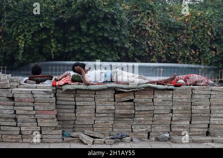 New Delhi, India. 16 ottobre 2021. L'uomo senza tetto dorme lungo la strada a Nuova Delhi. L'India è scivolata alla 101a posizione tra 116 paesi nel Global Hunger Index (GHI) 2021 dalla sua graduatoria di 94 un anno fa Credit: SOPA Images Limited/Alamy Live News Foto Stock