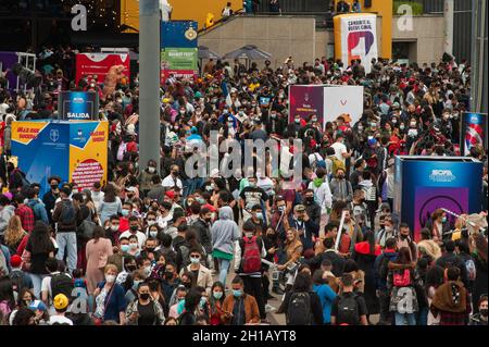 Più di mille persone hanno inondato il Corferias Fair Compund tra le restrizioni di distanza sociale COVID-19 durante il quarto giorno del DIVANO (Salon del Ocio y la Fantasia) 2021, una fiera rivolta al pubblico geek in Colombia che mescola Cosplay, gioco, supereroe e appassionati di film provenienti da tutta la Colombia, A Bogotà, Colombia, il 17 ottobre 2021. Foto Stock