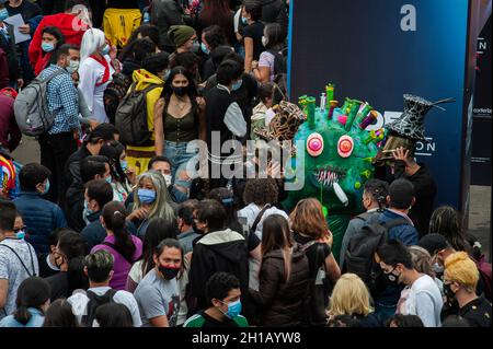 Un partecipante che utilizza un costume del virus SarsCov2 (COVID-19), vagava intorno a più di mille persone ha inondato il Corferias Fair Compund tra le restrizioni di allontanamento sociale COVID-19 durante il quarto giorno del DIVANO (Salon del Ocio y la Fantasia) 2021, Una fiera rivolta al pubblico geek in Colombia che mescola Cosplay, giochi, supereroi e appassionati di film provenienti da tutta la Colombia, a Bogotà, Colombia, il 17 ottobre 2021. Foto Stock