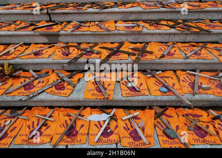 Ogni bambino conta le camicie arancioni su Victoria, British Columbia Legislature Building Steps, Symbol of Canada National Day for Truth and Reconciliation Foto Stock