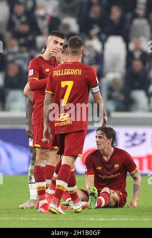 Torino, Italia. 17 ottobre 2021. Gianluca Mancini di AS Roma discute con il compagno di squadra Lorenzo Pellegrini mentre Nicolo Zaniolo tira in su con un infortunio durante la serie A allo Stadio Allianz di Torino. Il credito dovrebbe essere: Jonathan Moscarop/Sportimage Credit: Sportimage/Alamy Live News Foto Stock