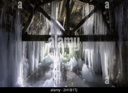 Formazioni di ghiaccio all'interno del tunnel di Merriton abbandonato, noto anche come Blue Ghost Tunnel o Grand Trunk Railway Tunnel. Ontario, Canada. Foto Stock