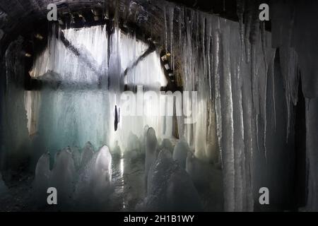 Formazioni di ghiaccio all'interno del tunnel di Merriton abbandonato, noto anche come Blue Ghost Tunnel o Grand Trunk Railway Tunnel. Ontario, Canada. Foto Stock