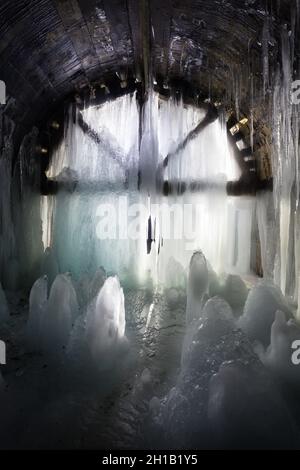 Formazioni di ghiaccio all'interno del tunnel di Merriton abbandonato, noto anche come Blue Ghost Tunnel o Grand Trunk Railway Tunnel. Ontario, Canada. Foto Stock