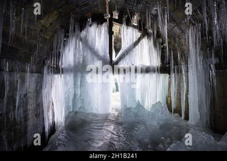 Formazioni di ghiaccio all'interno del tunnel di Merriton abbandonato, noto anche come Blue Ghost Tunnel o Grand Trunk Railway Tunnel. Ontario, Canada. Foto Stock