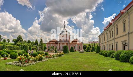 Zolochiv, Ucraina 06.07.2021. Palazzo cinese nel castello di Zolochiv, regione della Galizia in Ucraina, in una giornata estiva soleggiata Foto Stock