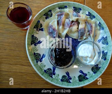 Gnocchi fotografici con ribes e panna acida Foto Stock