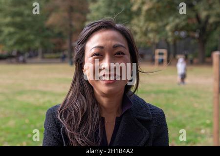 New York, Stati Uniti. 17 ottobre 2021. Il candidato del distretto 23 del consiglio di New York City Linda Lee partecipa al suo rally di kickoff delle elezioni generali nel Queens Borough di New York City. Credit: SOPA Images Limited/Alamy Live News Foto Stock