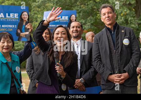 New York, Stati Uniti. 17 ottobre 2021. Il candidato del distretto 23 del consiglio di New York City Linda Lee parla al suo rally di kickoff delle elezioni generali nel Queens Borough di New York City. Credit: SOPA Images Limited/Alamy Live News Foto Stock