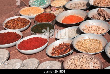 Incenso, incenso, erbe aromatiche e spezie sulla strada del mercato di Petra (Red Rose City), Giordania Foto Stock