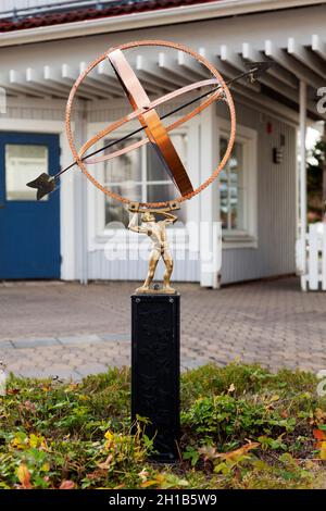 Umea, Norrland Svezia - 29 settembre 2021: Una meridiana in bronzo vecchio stile Foto Stock