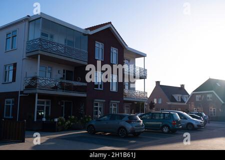 Zona olandese Suburban con moderne case familiari, di recente costruzione di moderne case familiari nei Paesi Bassi, casa di famiglia olandese, casa di appartamenti. Olanda, strada di nuova costruzione con casa moderna Foto Stock