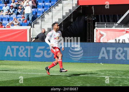 Harrison, Stati Uniti. 17 ottobre 2021. Cristian Casseres Jr. (23) di Red Bulls celebra il gol durante la regolare partita MLS contro NYCFC alla Red Bull Arena. Il gioco conosciuto come Hudson River Derby o New York Derby a causa di entrambe le squadre da New York hanno basi attraverso il fiume. Red Bulls ha vinto il gioco 1 - 0 e ha aumentato le loro possibilità per il post stagione. (Foto di Lev Radin/Pacific Press) Credit: Pacific Press Media Production Corp./Alamy Live News Foto Stock