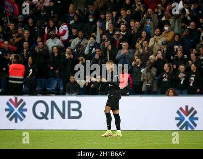 Kylian Mbappe di PSG celebra il suo obiettivo vincente con i tifosi durante il campionato francese Ligue 1 partita di calcio tra Parigi Saint-Germain (PSG) e SCO Angers il 15 ottobre 2021 allo stadio Parc des Princes di Parigi, Francia - Foto Jean Catuffe / DPPI Foto Stock