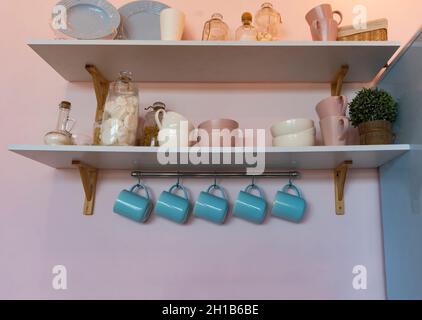 Cucina interna con grande tavolo da pranzo in appartamento moderno Foto Stock