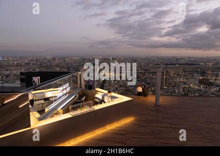 Una vista di un bar all'aperto al piano superiore della piattaforma di osservazione Shibuya Sky durante il tramonto. Shibuya Sky è una nuova attrazione per i turisti nazionali e internazionali con una splendida vista su Tokyo. Foto Stock