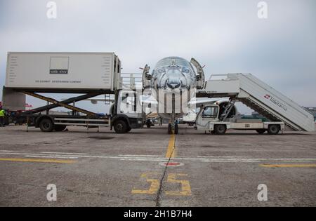 Kiev, Ucraina - 14 novembre 2019: Aereo Embraer-190-E2 nella livrea del leopardo della neve. Airbrushing sul cockpit, livrea - colorazione con l'aereo P4-KHA. Air Astana Kazakhstan. Vola in aeroporto Foto Stock