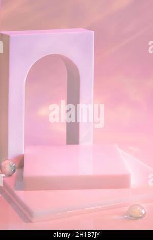 scena vuota con podio e arco su sfondo pastello Foto Stock