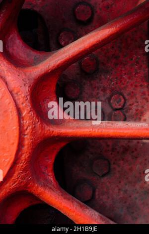 Sfondi e texture: Ruota motrice a vapore rossa, primo piano, astratto industriale Foto Stock