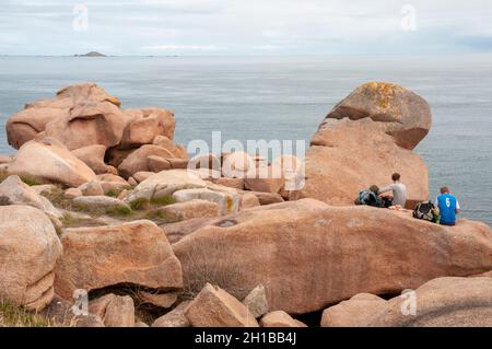 Rocce sul sentiero costiero del GR34 lungo la costa di granito rosa (Cote de Granit Rose), Pors Rolland, Ploumanac'h, Cotes d'Armor (22), Bretagna, Fra Foto Stock