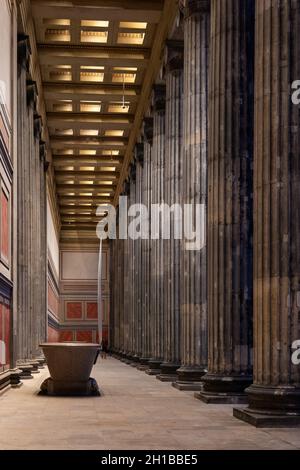 Altes Museum colonne portiche di notte a Berlino, Germania, pietra miliare città in stile neoclassico dal 1830. Foto Stock
