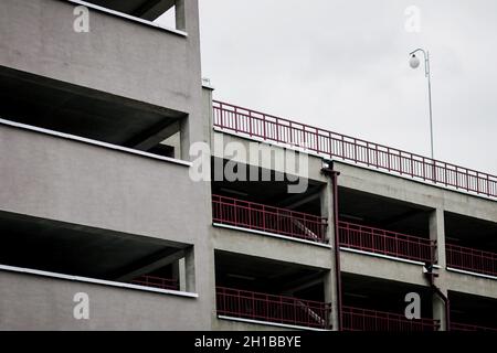 Vista della tipica facciata del garage a più piani Foto Stock