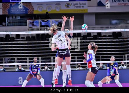 Pala Trento, Trento, Italia, 17 ottobre 2021, Attacco Federica Squarcini (Bosca San Bernardo Cuneo) durante Delta Despar Trentino vs Bosca S. Bernardo Foto Stock