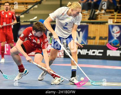 Pilsen, Repubblica Ceca. 17 ottobre 2021. Da sinistra il ceco Dominik Benes, Aaro Astala di Finlandia in azione durante l'Euro Floorball Tour 2021 maschile partita Repubblica Ceca vs Finlandia a Pilsen, Repubblica Ceca, 17 ottobre 2021. Credit: Miroslav Chaloupka/CTK Photo/Alamy Live News Foto Stock